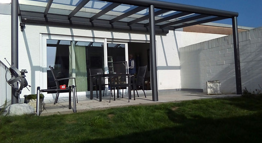 Terrassenüberdachung in Köln mit Wintergarten Solution. günstige Terrassendach Köln Angebote zu reduzierten Terrassendach Köln Preise.Terrassendach aus Alu mit Glasdach und Beleuchtung