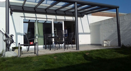 Terrassenüberdachung in Köln mit Wintergarten Solution. günstige Terrassendach Köln Angebote zu reduzierten Terrassendach Köln Preise.Terrassendach aus Alu mit Glasdach und Beleuchtung