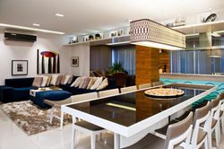 Sala integrada em tons fortes