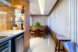 Varanda Gourmet com mesa redonda goiaba