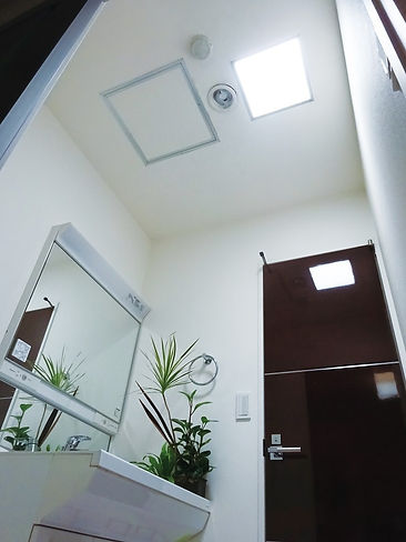 どこでも光窓のメリット 自然光ならではの明るさ 屋外に近い見え方となるためパウダールームで利用 鋼鈑商事「どこでも光窓」