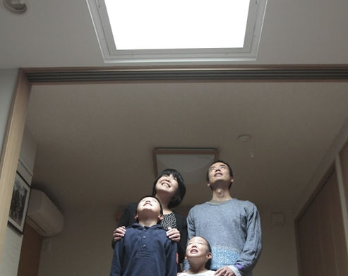 南面からの採光が不可能な１階に、お気に入りの明るい”縁側”が。家族だんらんを心地よく包む「自然の光」
