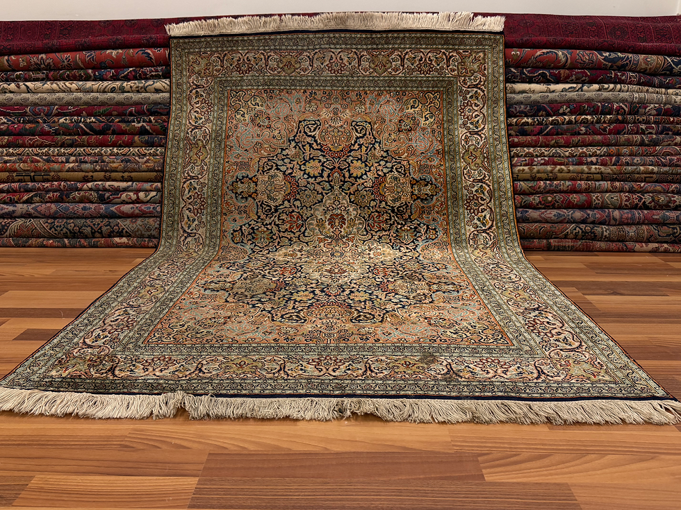 Pikkukuva: Käsinsolmittu Kashmir silkki matto 180*123