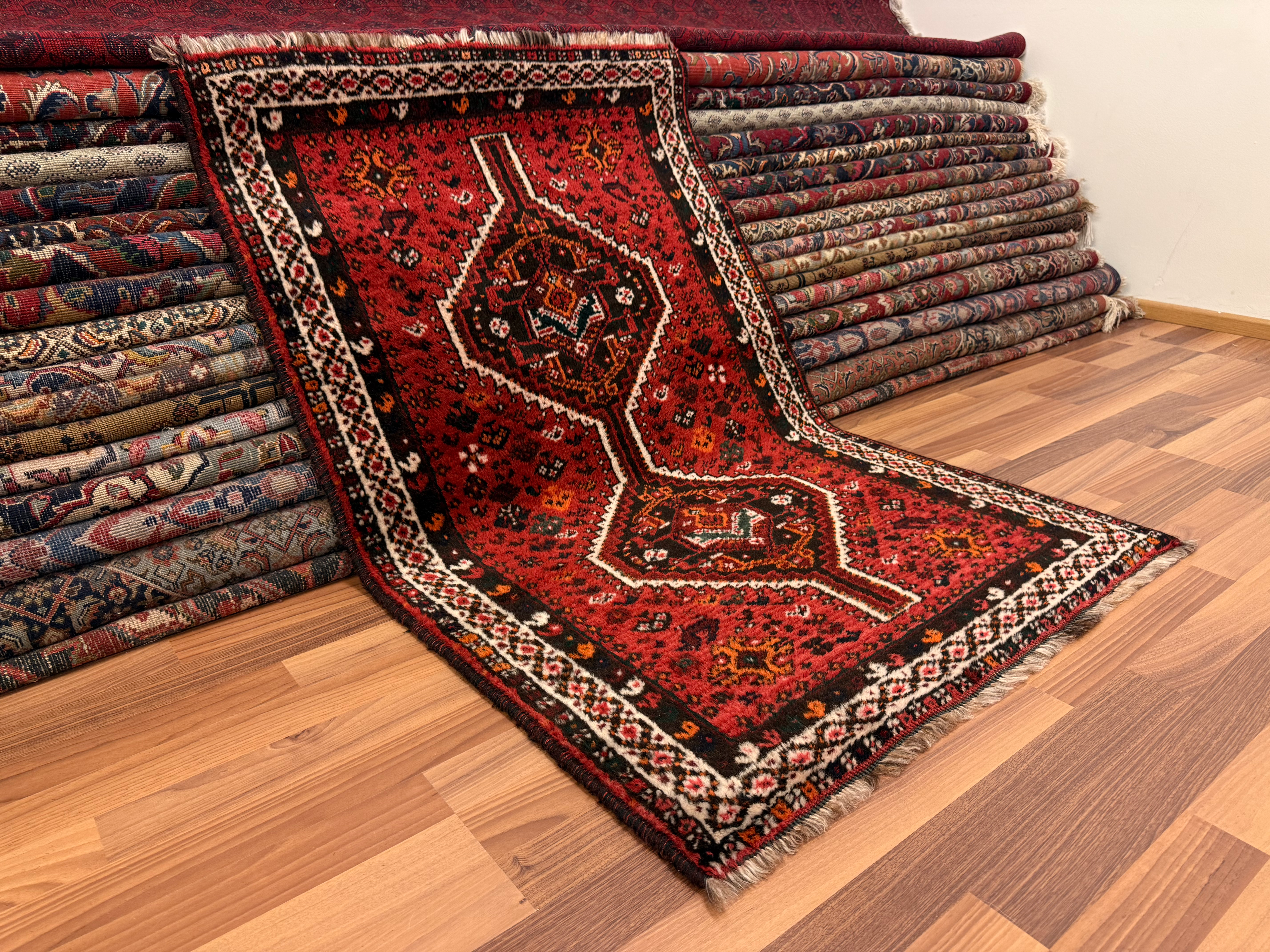 Käsinsolmittu Persialainen/ Shiraz matto 130*85