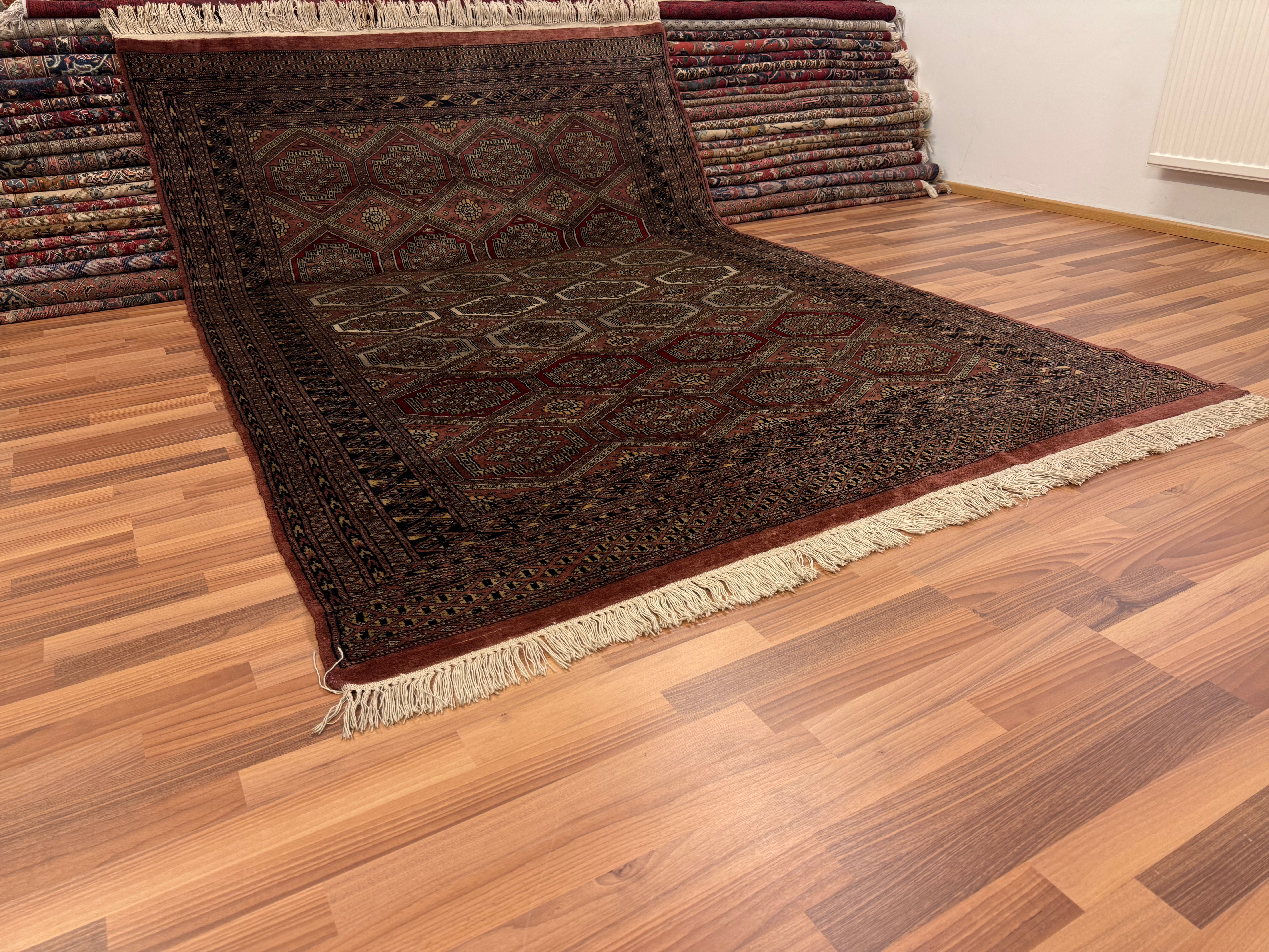 Käsinsolmittu matto 272*183