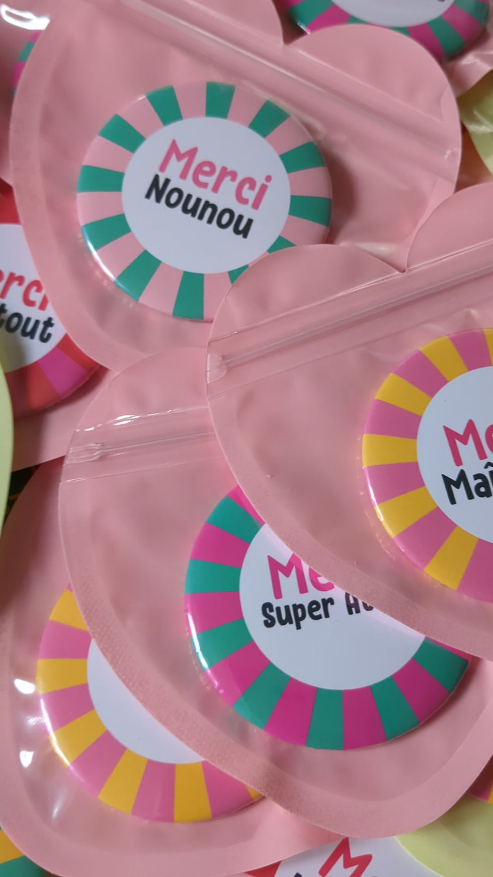 Miniature : GROS BADGE pour Maîtresse, Atsem, Nounou etc.