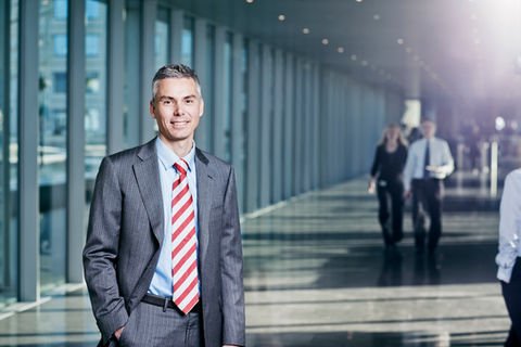 Professionelt virksomhedsportræt i miljø. Til dig, som ønsker at løfte dit brand med unikke portrætter. Vi gør det nemt. Book professionel fotograf her.