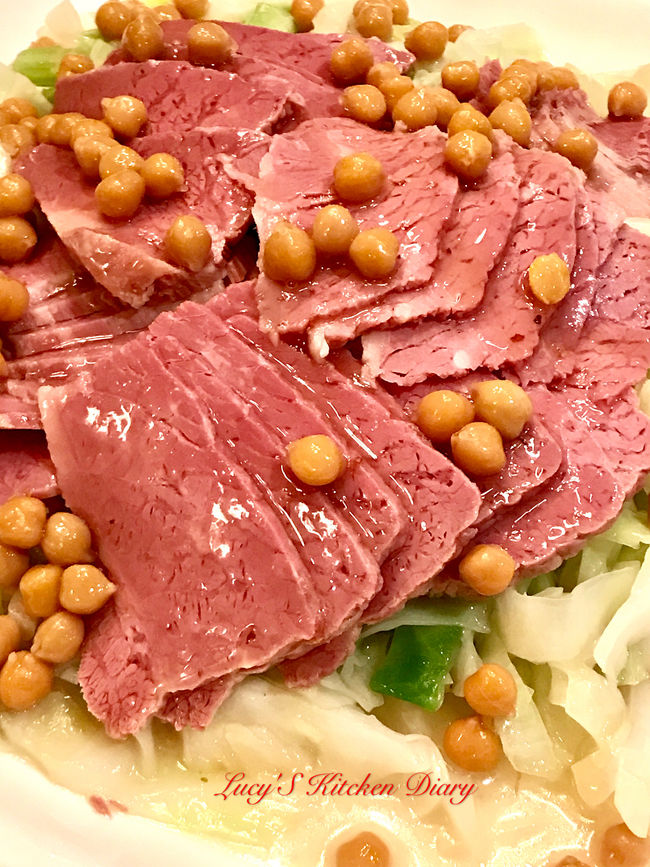 Sweet Savory Corned Beef with sauté cabbage for Saint Patrick's Day 
聖派翠克節的鹹甜牛肉和清炒高麗菜