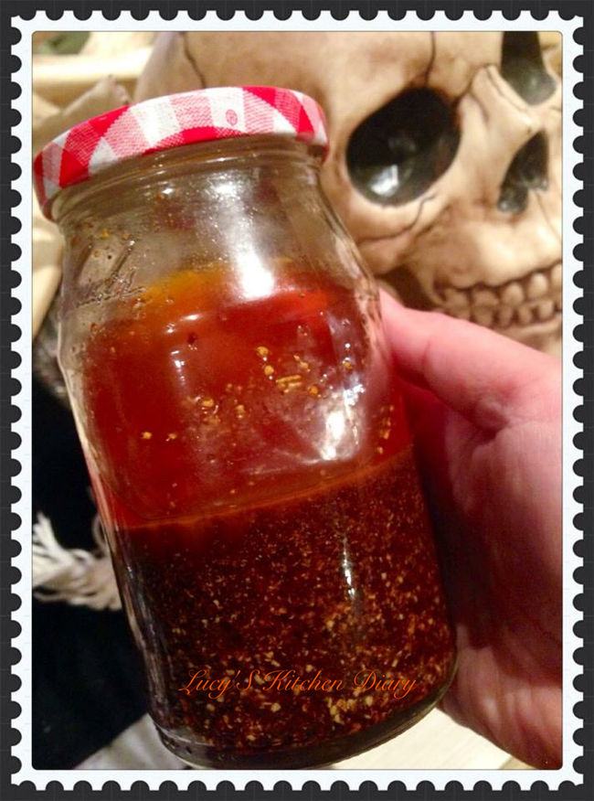 Chili sauce with Hot girls 
辣椒醬和辣妹