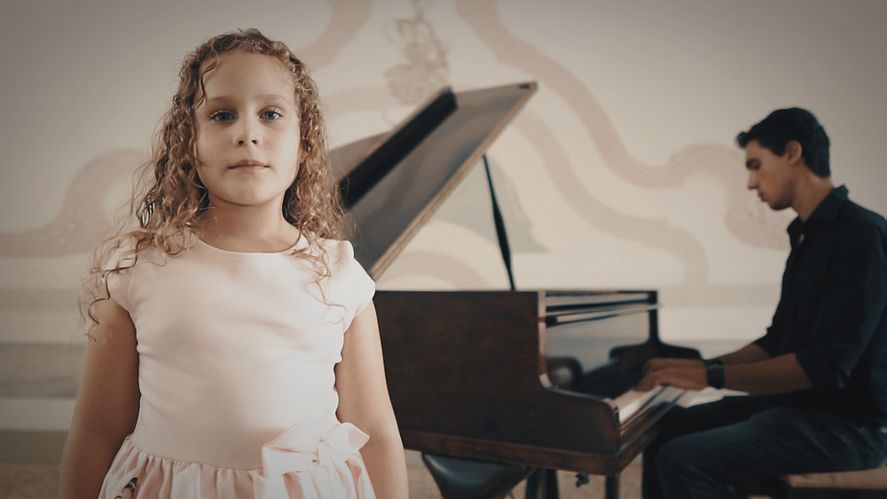 Angelica Gobbo e Alex Fusaro in un immagine del video musicale.