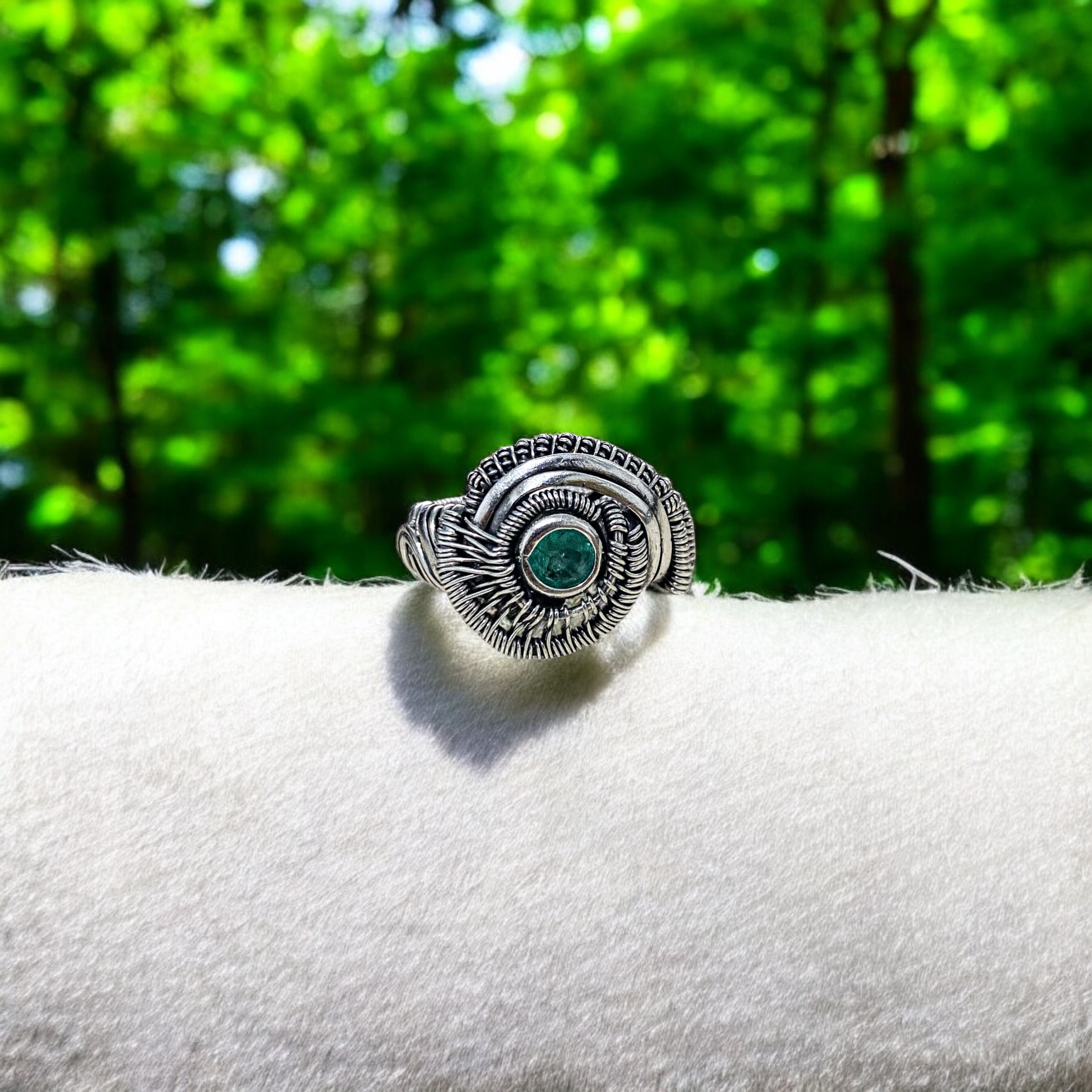 Anel de Prata com Turmalina Verde – A Elegância que Encanta