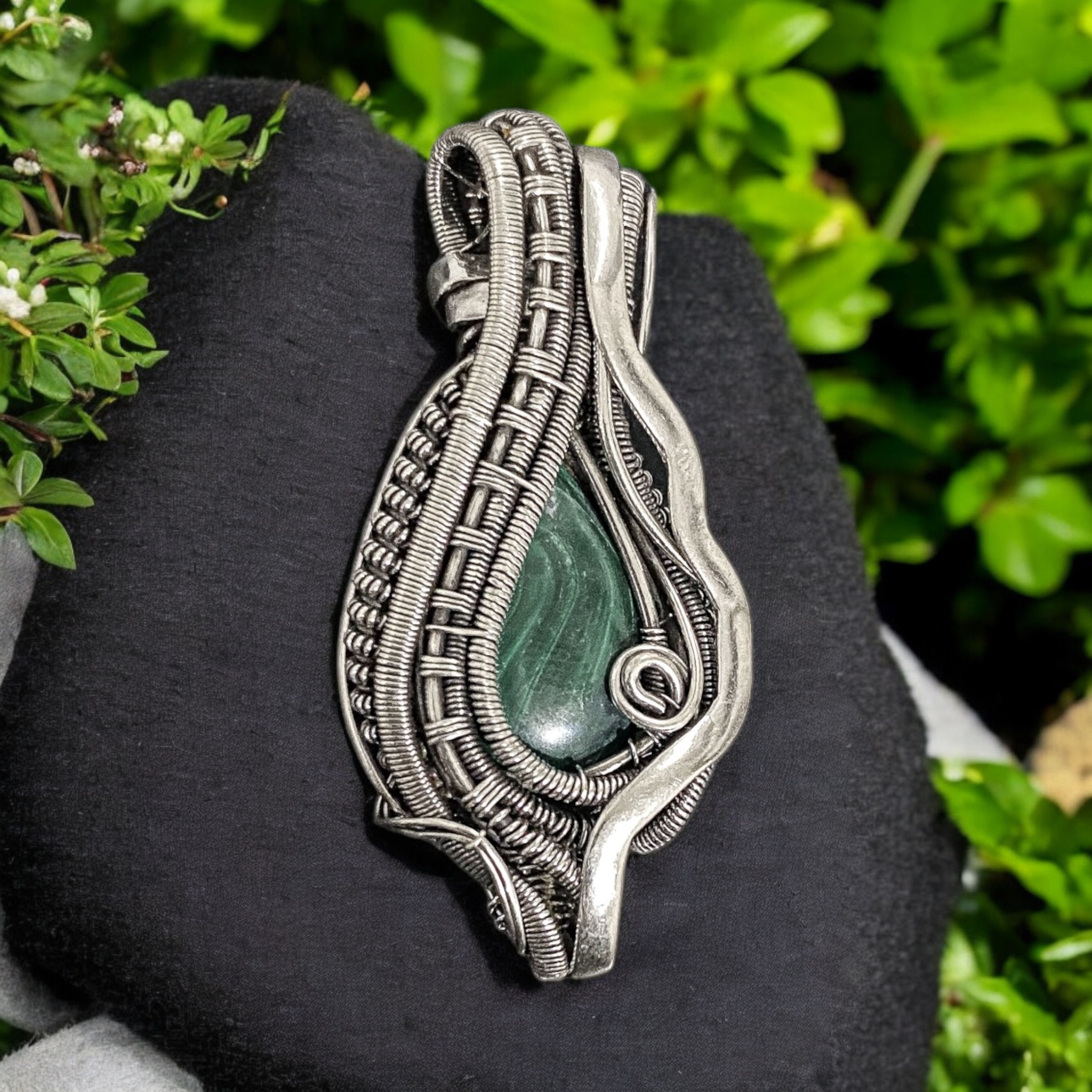 Pingente de Prata com Malaquita – A Elegância da Natureza