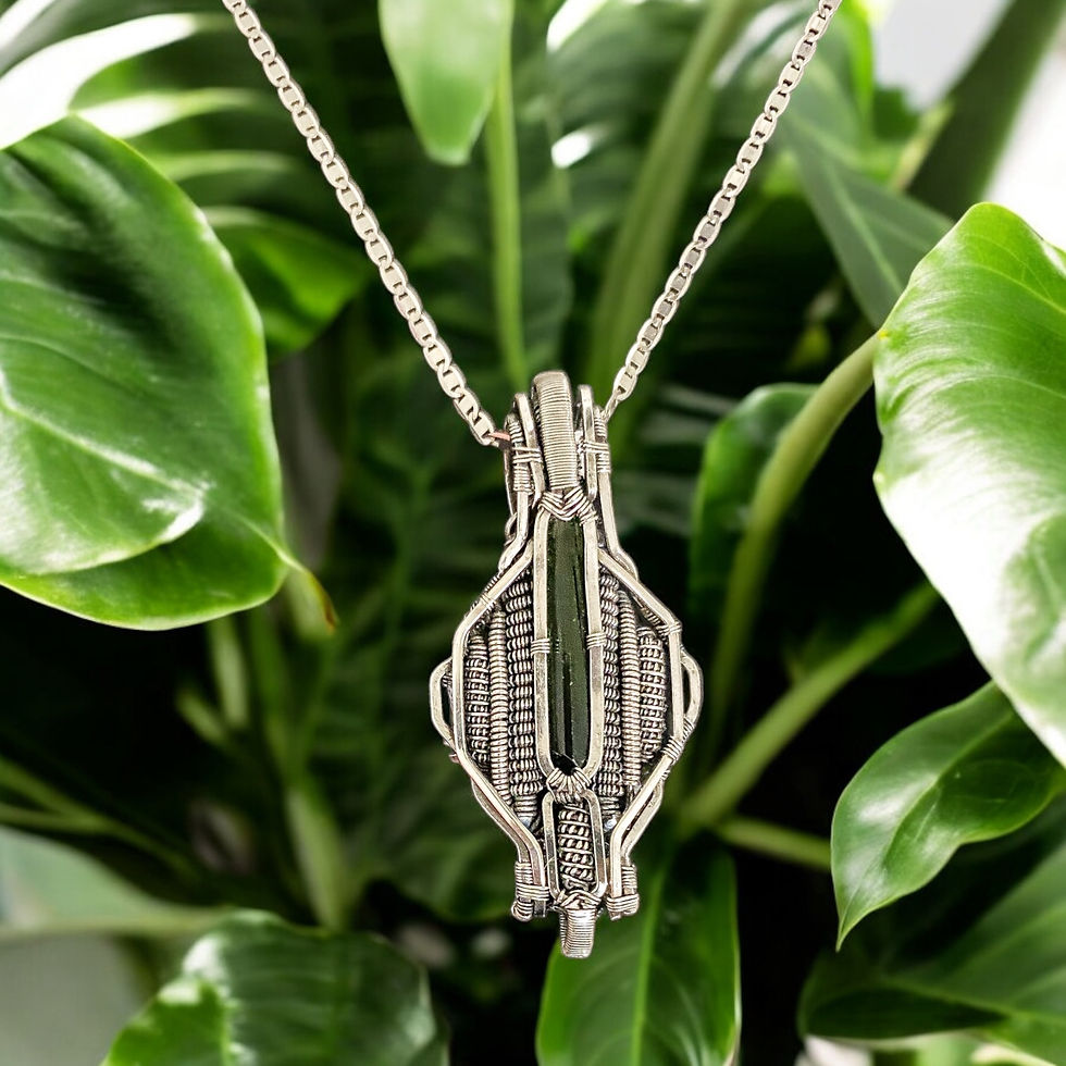 Miniatura: Pingente de Prata com Turmalina Verde – A Cura do Coração e o Equilíbrio Interio