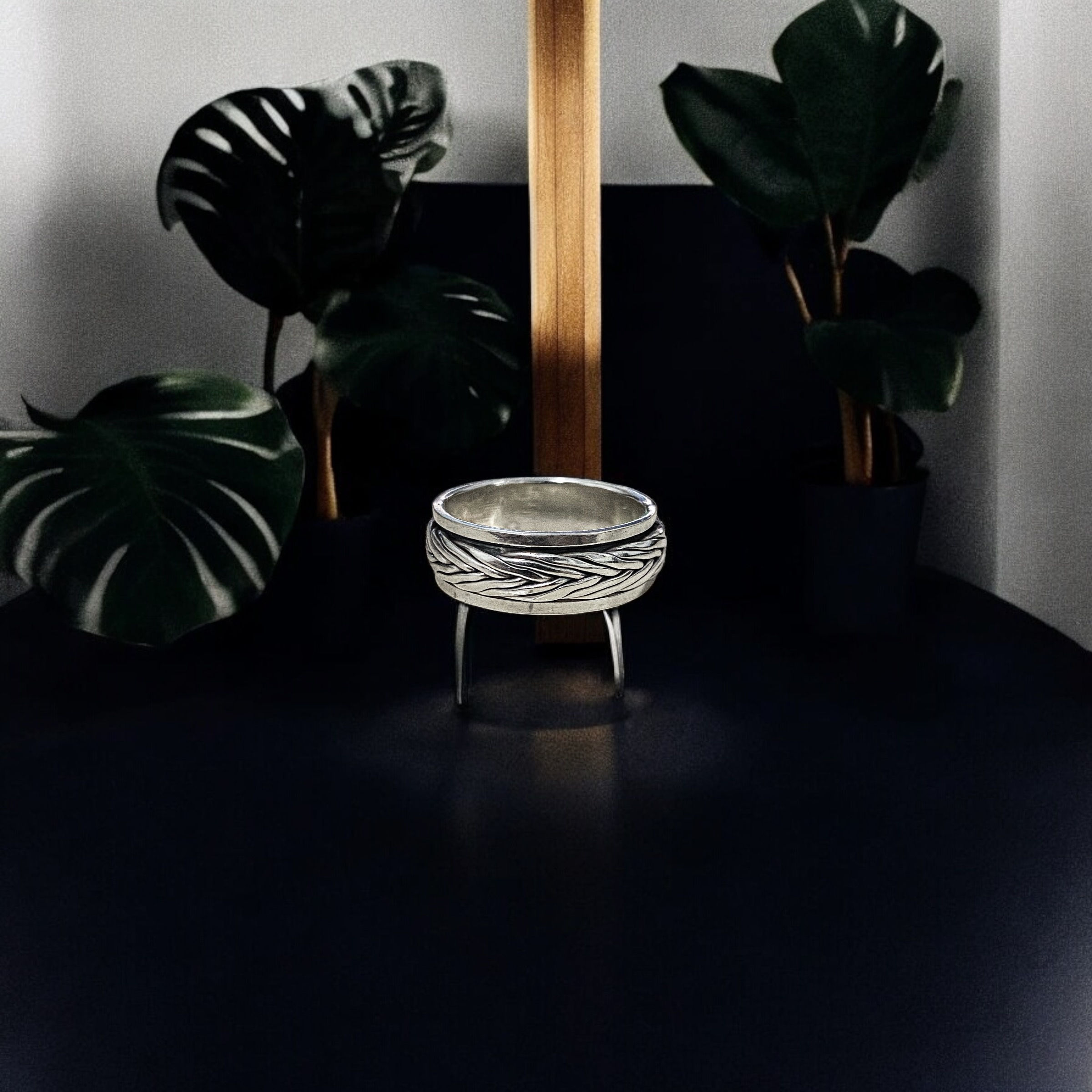 Anel de Prata com Trançado Diferente – A Beleza da Originalidade