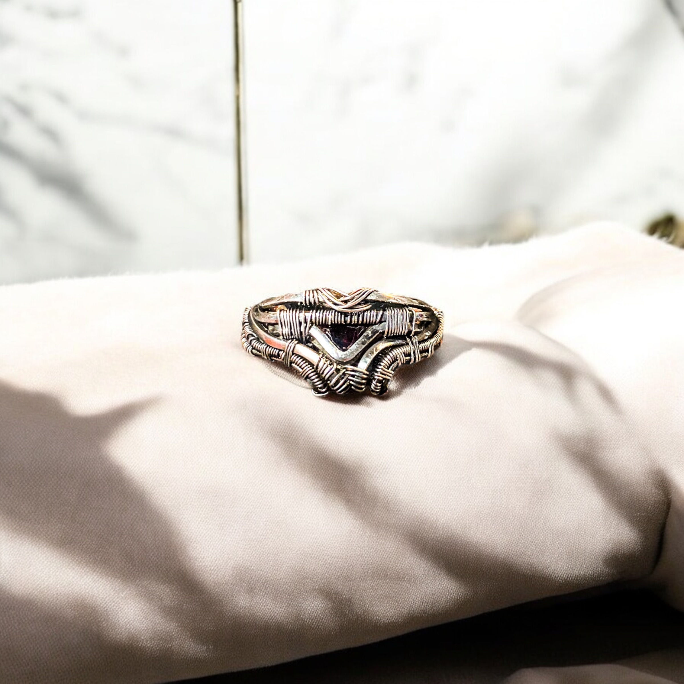 Anel de Prata com Granada – A Chama da Paixão e Proteção