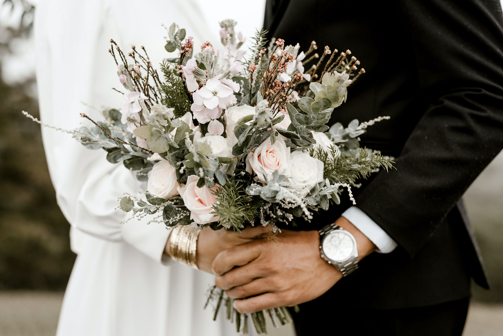 Wedding couple pose w/bouquet