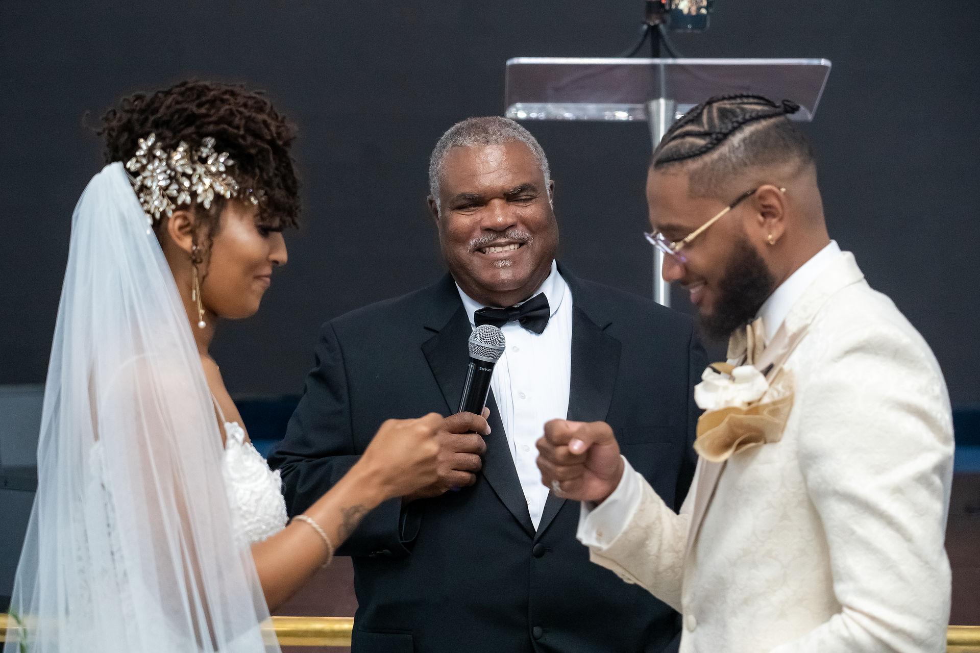 Wedding photography shot list - wedding officiant