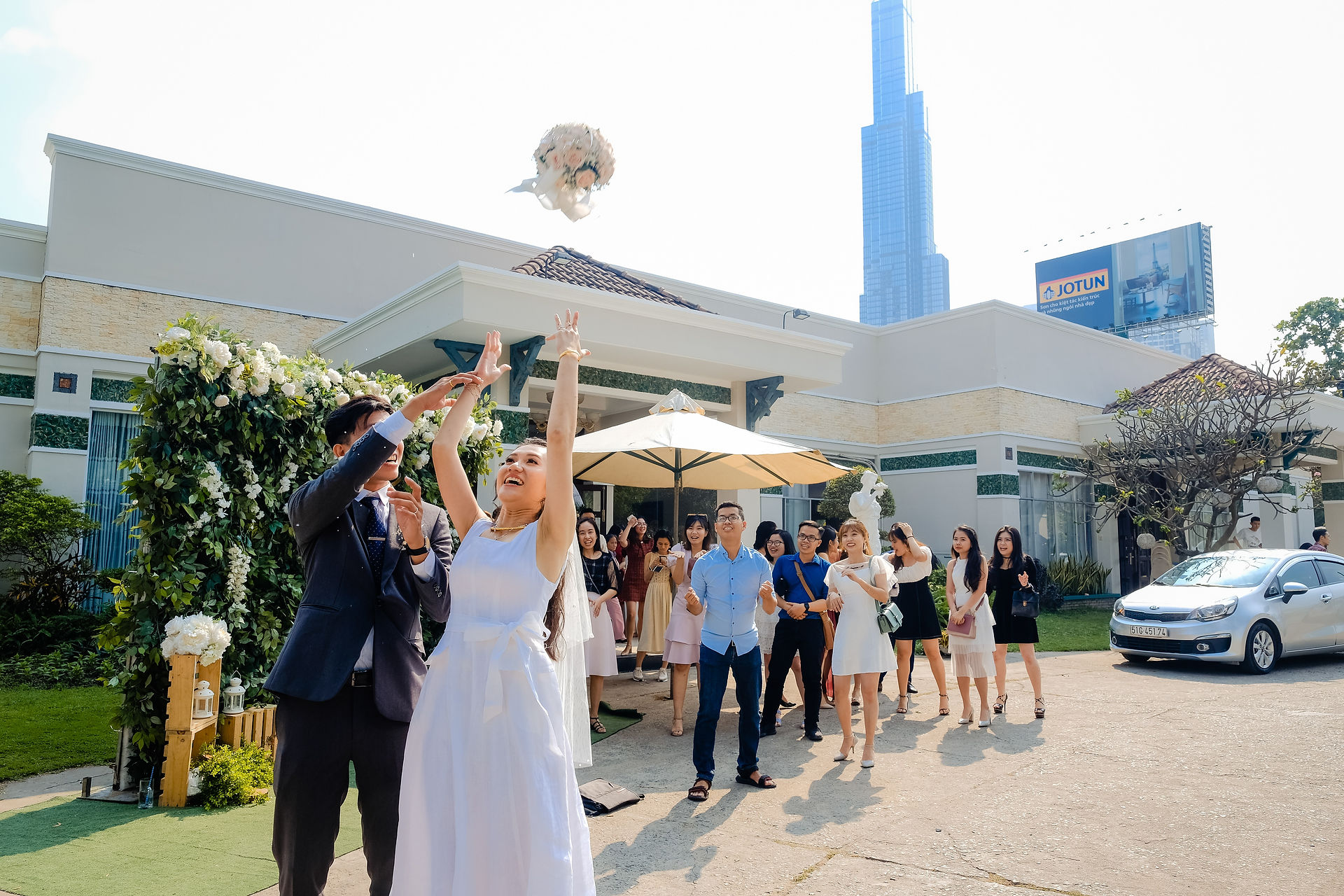 new orleans wedding reception bouquet toss