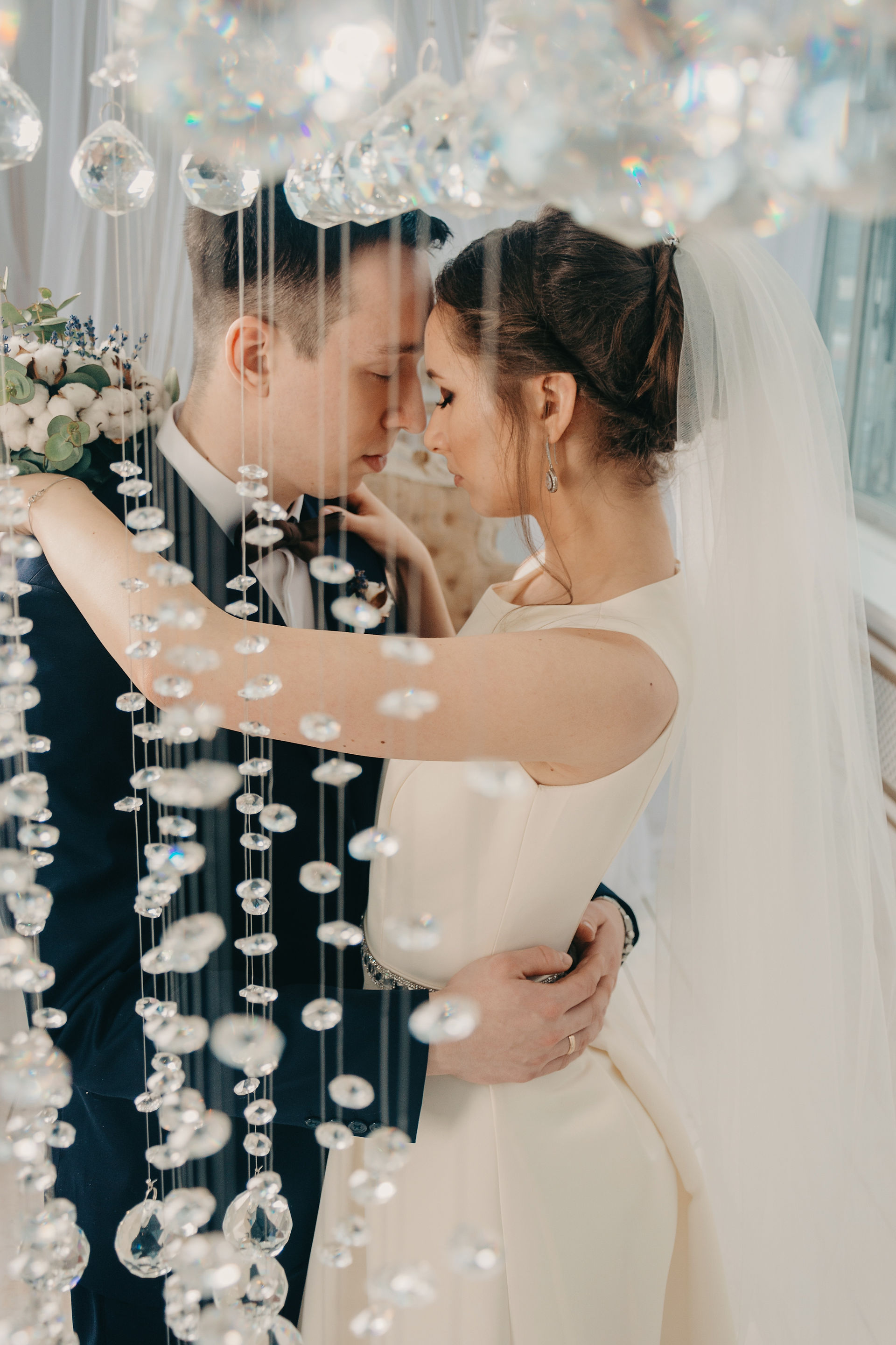 Wedding couple pose w/bouquet