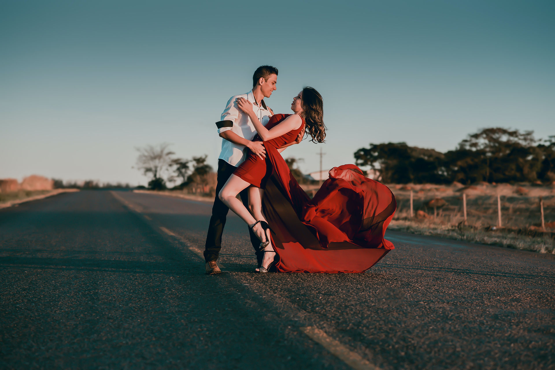 Wedding couple action pose dip