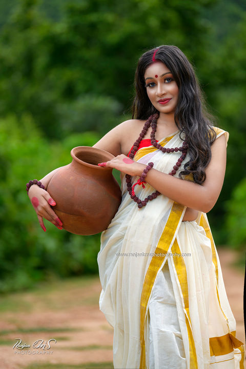 A lady carrying water pot, A female model posing for conceptual theme photography, Best Photographer in Deoghar, Ranjan KM, Jharkhand