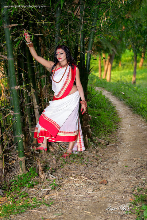 A lady posing for photography among bamboo trees, Best Photographer in Deoghar, Ranjan KM, Jharkhand