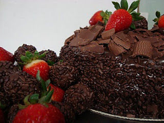 bolo confeitado de brigadeiro