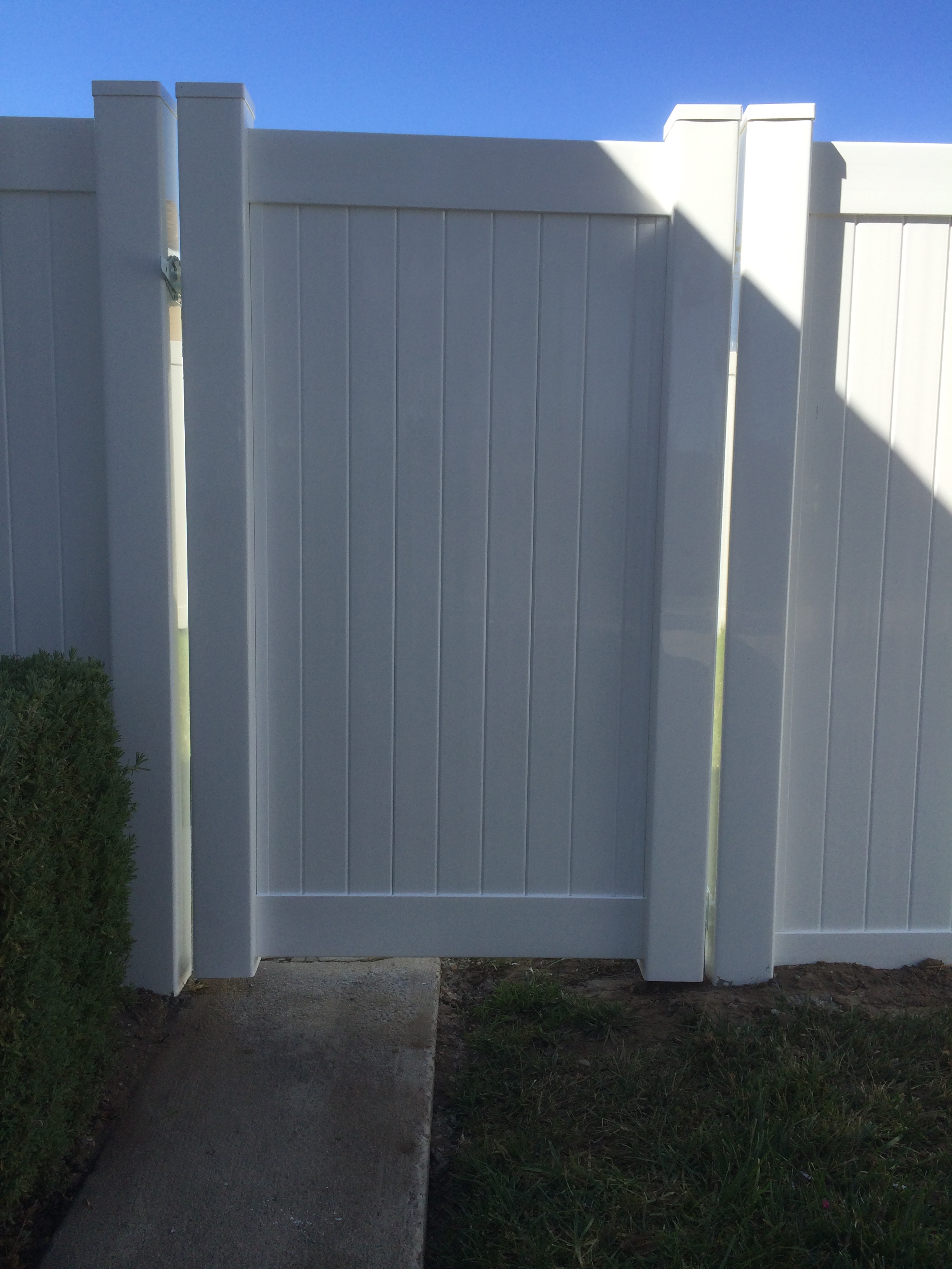 "Vinyl Fence Riverside" "Vinyl Fence Corona"