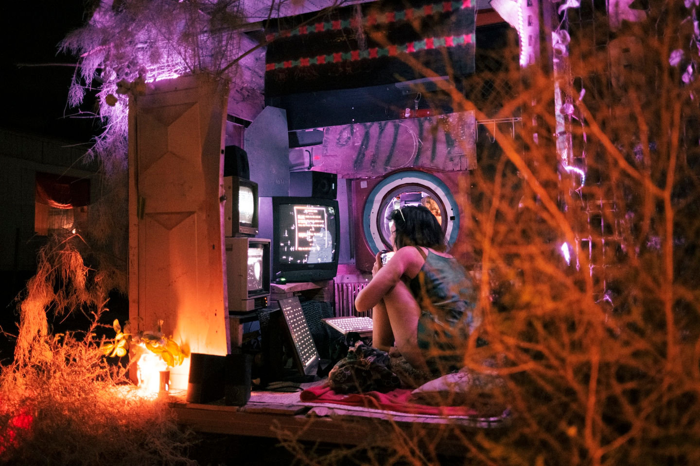 Oracle Booth by Ygor Marotta, an interactive new media installation with CRT screens and real-time generative visuals.