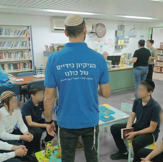 בתמונה: מדריך של עמותת נקי במפגש שעוסק ביחס מכבד לעובד הניקיון