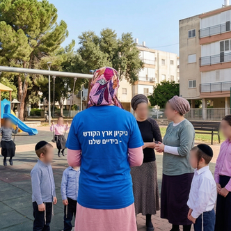 בתמונה: מסבירה (ואימא) חרדית משוחחת עם שכנות וחברות על נחלת הכלל ומשלבת עבודה עם תורה ודרך ארץ