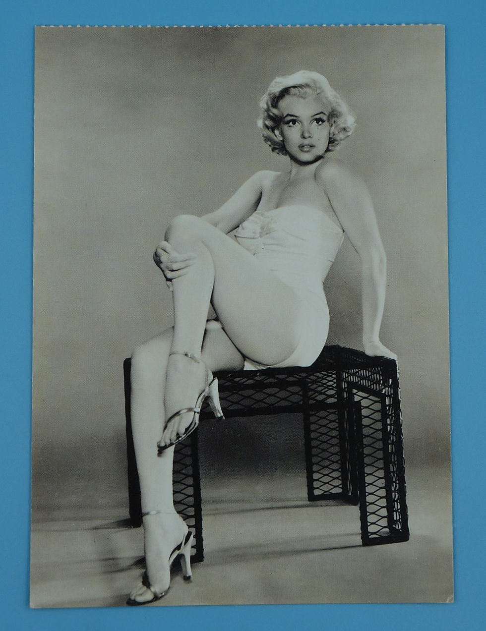Marilyn Monroe, seated pose, black and white photo