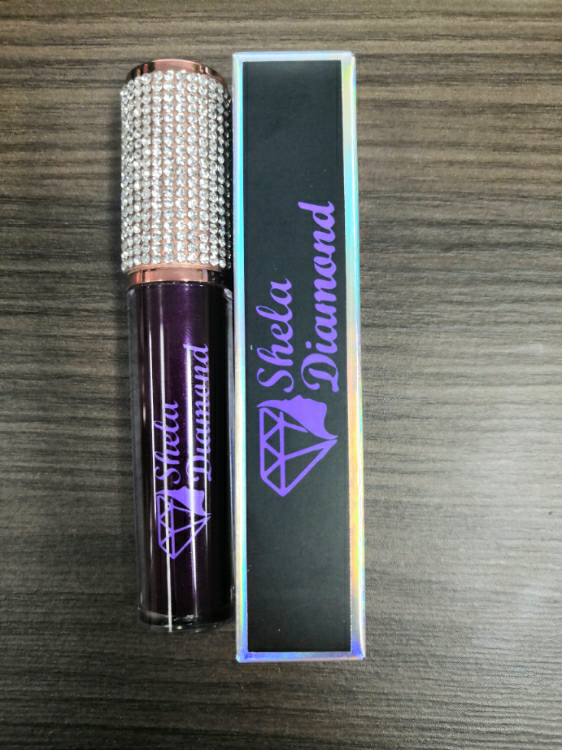 Zuri Lip-Gloss. Long-lasting and easy to wear