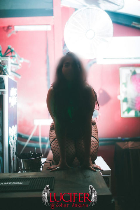 אישה יושבת על משטח, LUCIFER Zohar Avkasya