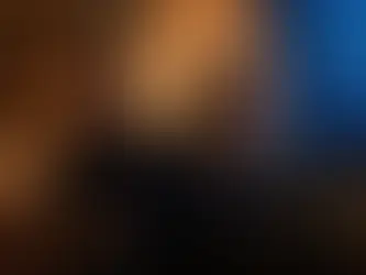 בני זוג יושבים על ספה, נראים קרובים פיזית אבל רחוקים רגשית (למשל, כל אחד בוהה בכיוון אחר או במסך).