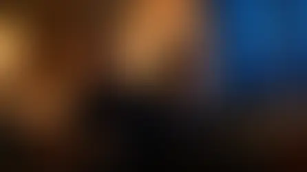 בני זוג יושבים על ספה, נראים קרובים פיזית אבל רחוקים רגשית (למשל, כל אחד בוהה בכיוון אחר או במסך).