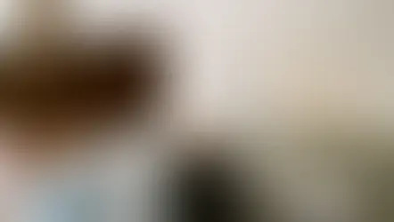 שולחן קטן בבית קפה שכונתי אחרי שיחה לא נוחה. כוס קפה שהתקררה כמעט מלאה, כפית, מפית מקומטת וכיסא ריק. צילום דוקומנטרי ריאליסטי באור רך ואפרפר, המשקף תחושה של מתח רגשי, טריגרים והתמודדות רגשית.