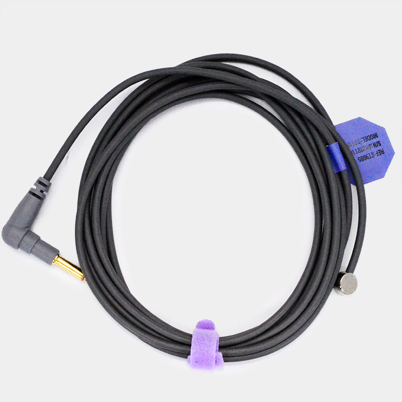 Cable con Sensor de SpO2 conectado, etiqueta azul. Ref SP4361D. Fondo blanco.