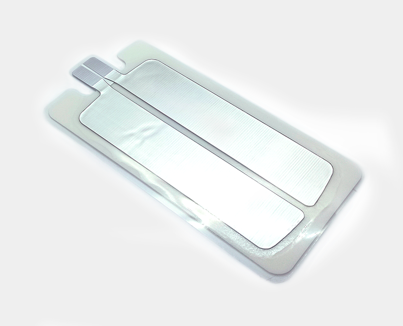 Electrodo de desfibrilación con respaldo adhesivo, para uso médico, sobre fondo blanco