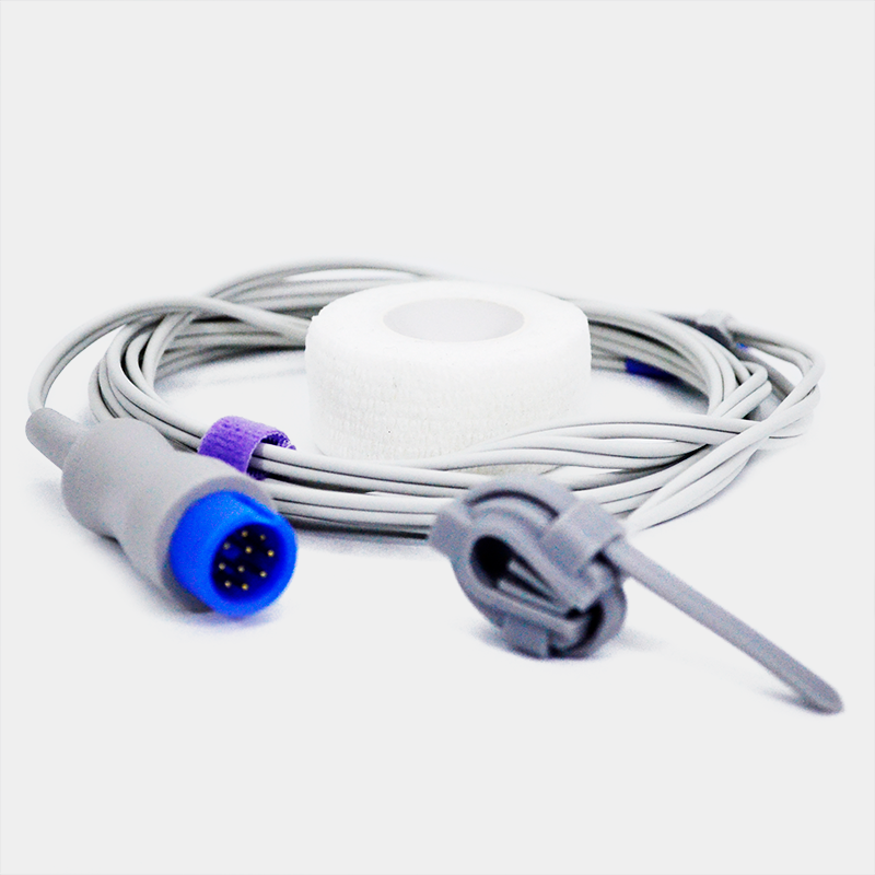 Sensor de SpO2, cable gris con conector, cinta. Sensor de SpO2. Ref SP4366. Fondo blanco.