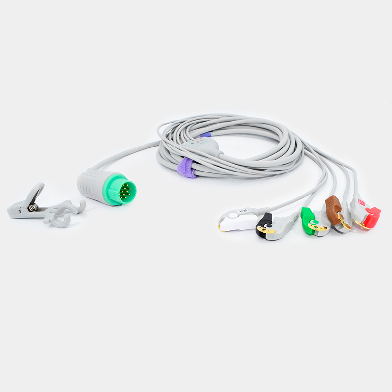 Cable con múltiples conectores médicos para monitoreo de paciente en blanco.