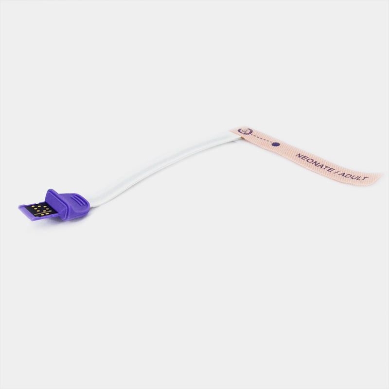 Conector morado y cable con texto SPO2-ADULT en un fondo blanco