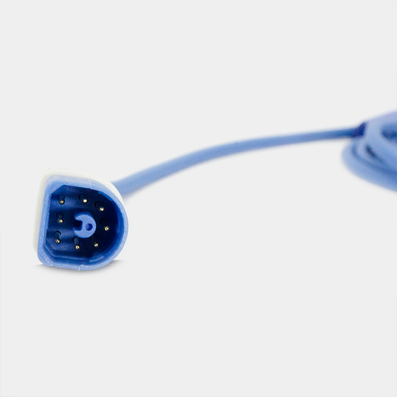 Conector azul con pines dorados, cable. Sensor de SpO2. Ref SP9325A. Fondo blanco.