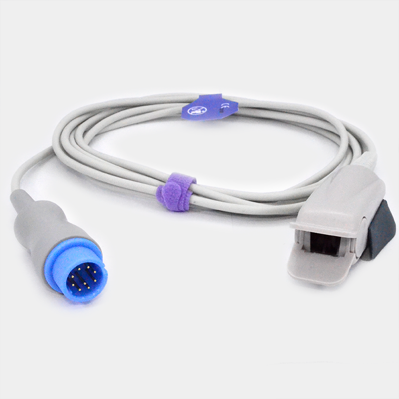 Sensor de SpO2 conectado con cable, conector azul. Ref SP1530F. Fondo blanco.