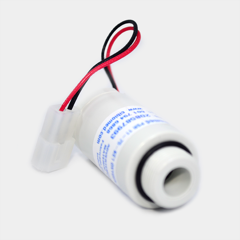 Bomba de agua con cables eléctricos. Papel 210 X 150 X 200. Ref PT6071. Fondo blanco.