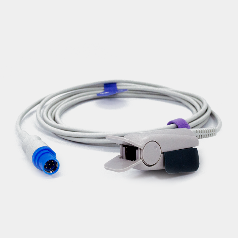 Sensor de SpO2 conectado, cable gris conector azul, clip gris y morado. Ref SP4327A.