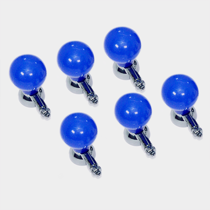 Seis electrodos Holter con base plateada, esferas azules sobre un fondo blanco.
