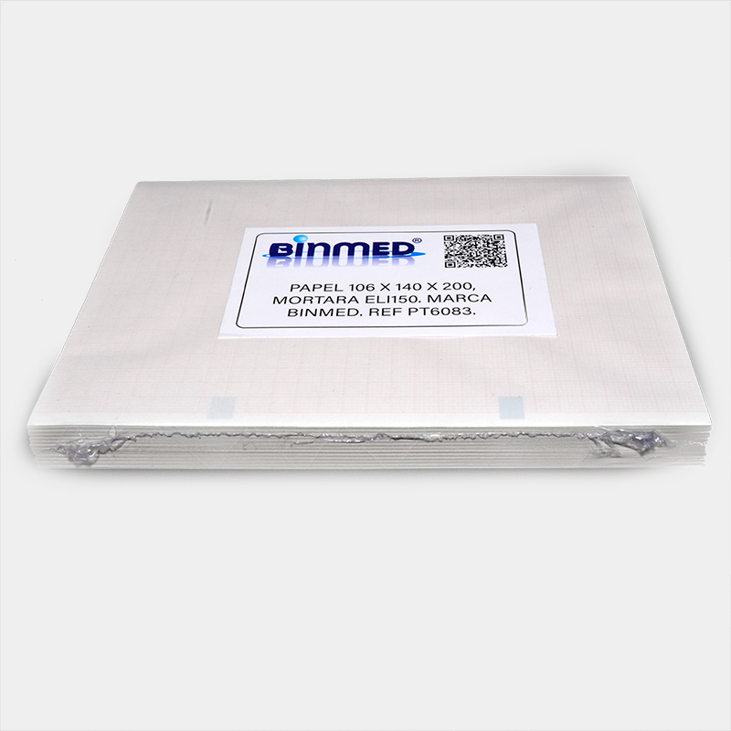 Paquete de papel blanco, etiqueta con texto e información de producto, fondo claro.