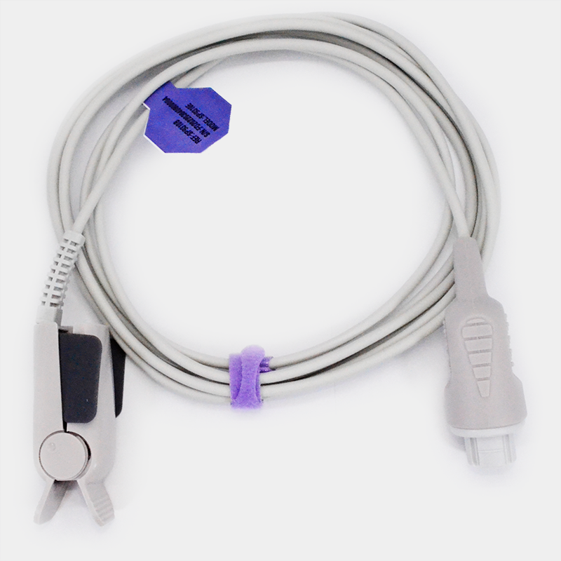 Cable con Sensor de SpO2 conectado, etiqueta con texto. Ref SP1530F. Fondo blanco.