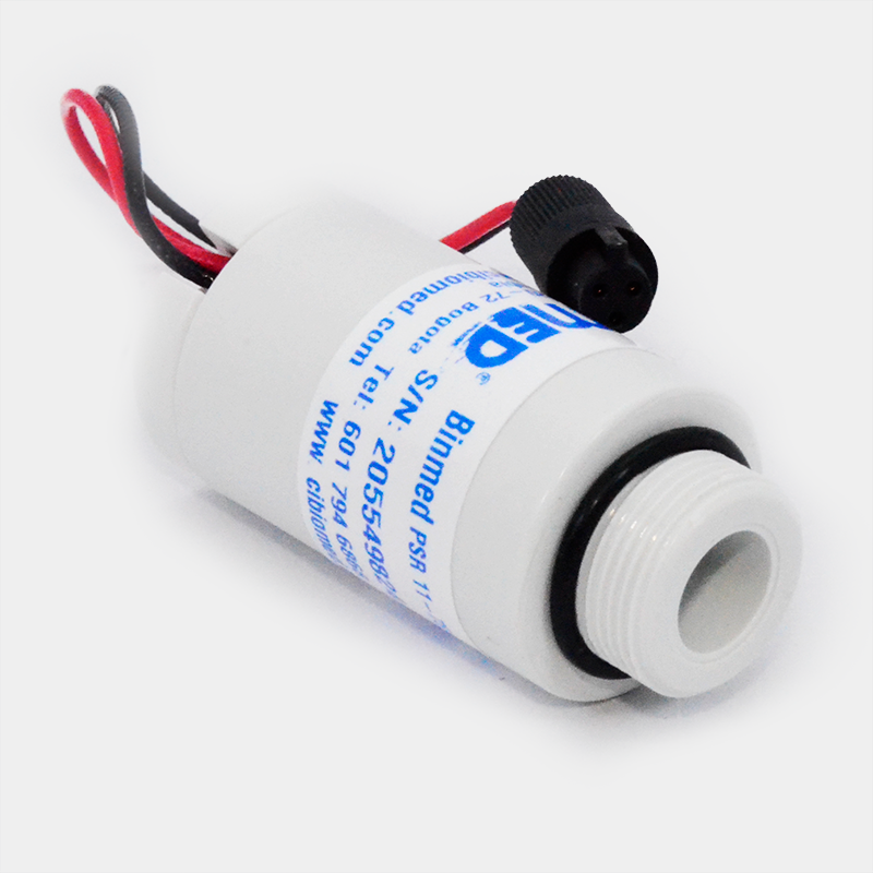 MED device with visible text. Manguera de una vía tipo adulto. Ref BM9007. Medical equipment product.